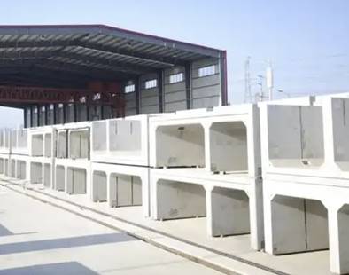 建筑旁的轨道上行驶 AI 生成的内容可能不正确。